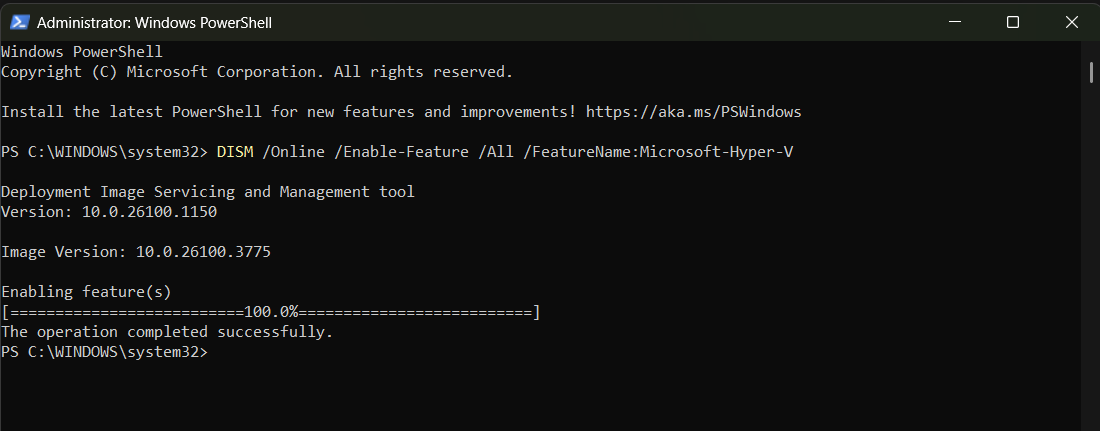 Finestra della console che mostra Hyper-V in fase di abilitazione.