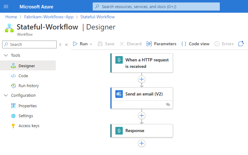 A captura de tela mostra o aplicativo de lógica implantado a partir do Visual Studio Code e o designer com o fluxo de trabalho criado anteriormente.
